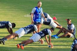 Sebastián Urrutia liderando el calentamiento. Honduras comenzó a trabajar pensando en los Panamericanos de Lima. Fotos Ronald Aceituno