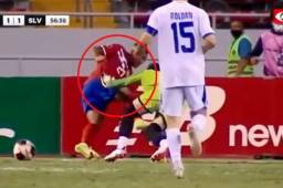 El momento cuando el delantero tico José Guillermo Ortiz se deja caer al sentir el contacto del portero Mario González que sancionado como penal por Saíd Martínez.