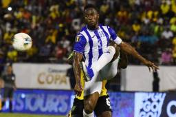El capitán de la Selección de Honduras, Maynor Figueroa, atendió a los medios en la zona mixta tras la derrota contra Jamaica. Fotos AFP
