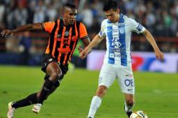 El defensor hondureño Brayan Beckeles disputa la pelota con Hirving 'Chucky' Lozano en el partido que les dio el pase a las semifinales de la liga mexicana.