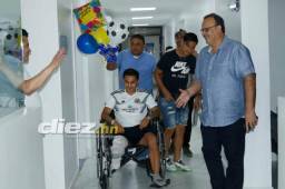 Andy Najar en el momento que abandonaba la clínica. Foto Neptalí Romero.