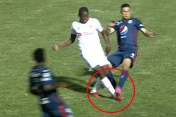 Héctor Castellanos expulsado en Motagua por una violenta falta contra Boniek García en el derbi capitalino