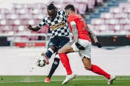 El delantero Alberth Elis saca un remate ante la marca del defensor del Benfica, el argentino, Otamendi. Foto cortesía | Liga de Portugal