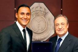Keylor Navas posando junto al presidente del Real Madrid, Florentino Pérez.