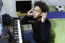 André Plummer, el hijo menor de Carlos Pavón, está dando sus primeros pasos como cantante en Estados Unidos y recientemente en noviembre sacó su primer álbum.