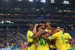 Brasil derrotó a Serbia en Moscú y se agenció un boleto a octavos de final. FOTOS AFP