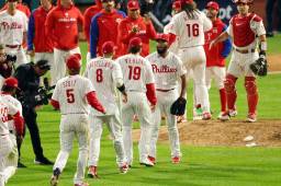 Los Filis de Filadelfia vencen a los Padres de San Diego y se adelantan en los playoffs de Grandes Ligas