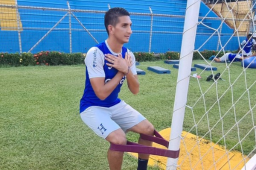 Johnny Leverón busca tener una oportunidad en el 11 de Fabián Coito de cara al Final Four y el amistoso ante la selección de México.