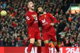 Henderson y Salah le dieron el triunfo al Liverpool sobre Tottenham en Anfield.