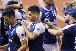 El volante del Olimpia, José Mario Pinto (izquierda), junto a Carlos Pineda y el preparador físico de la Bicolor, Sebastián Urrutia durante la práctica de la Bicolor.