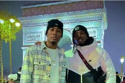 Deiby Flores y Alberth Elis en el Arco del Triunfo de París, Francia.