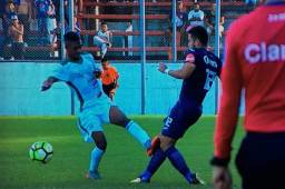 Jeancarlos Vargas llega fuerte sobre Marcelo Santos.