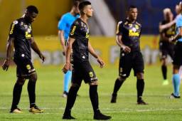 Los jugadores del Real España se fueron muy triste tras la derrota ante Olimpia. Foto Yoseph Amaya.