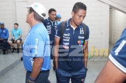 Momentos cuando el jugador Cristhian Altamirano llegaba al entrenamiento de la Selección de Honduras en Comayagua. Al lado Jorge Luis Pinto. Foto Juan Salgado