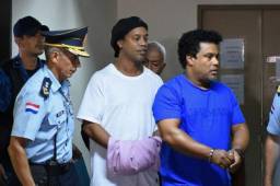 Siguen las malas noticias para Ronaldinho. Un tribunal rechazó dejarlo en libertad tras la petición de los abogados del brasileño.