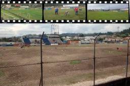 Hace poco más de un mes el estadio Sergio Reyes de Santa Rosa de Copán albergó un evento que le dejó como saldo una cancha completamente destruida. Pero mirá cómo luce el césped un mes después de ello. Fotos @DeportesSavio
