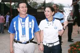 Rafael Callejas y su esposa Norma Regina, previo a un juego eliminatorio rumbo a Sudáfrica 2010.