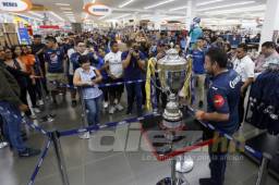 Los aficionados del conjunto azul disfrutaron de tomarse fotos con la copa 16.