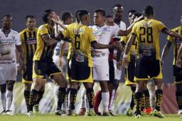 Los jugadores Luis Palacios y Bryan Acosta discuten en una acción donde tuvo que intervenir el árbitro Miguel Torres. Fotos Delmer Martínez