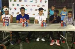 Iván López, Óscar Medina, Jonathan Rubio, John Paul Suazo y Christian Altamirano en la conferencia de prensa.