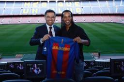 Bartomeu junto a Ronaldinho en su presentación como embajador del Barcelona.