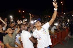 Los jugadores de la Selección de Honduras, Carlo Costly y Maynor Figueroa se hacen una selfie con los aficionados en Choloma, Cortés. Fotos Delmer Martínez