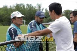 Andy Najar conversó con el técnico de Honduras Jorge Luis Pinto previo al entreno en Washington. El volante se pierde la doble fecha eliminatoria de junio. Foto DIEZ