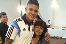 Marco Rojo y su Madre Carina comparten dentro de la concentración de la selección argentina.