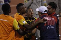 Reynaldo Tilguath, DT del Génesis, reclamó fuerte a jugadores del Real España por “esconder balones”.