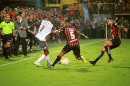 Rubilio Castillo recibe la marca de Luis Garrido en el clásico tico. Foto: Cortesía Everardo Herrera.