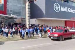 Momentos cuando las personas salían de un famoso centro comercial de San Pedro Sula con pánico tras sentir el terremoto. Foto cortesía