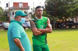Carlo Costly junto a Alvin Lone, dueño y presidente del Lone FC de la Liga de Ascenso de Honduras.