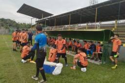 Los futbolistas del Honduras Progreso esta mañana cuando salieron a la cancha pero no entrenaron, pues no han recibido los pagos de salarios atrasados. Fotos DIEZ