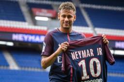 Neymar llegó al fútbol de Francia por una suma de euros de 222; PSG se los abonó al Barcelona.