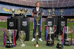 Rakitic posando con los 13 títulos que conquistó jugando los últimos seis años para el Barcelona.