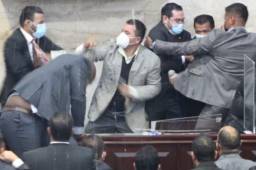 Jorge Cálix fue atacado por Rasel Tomé mientras era juramentado como presidente de la Junta Provisional que debe ratificarse en dos días.