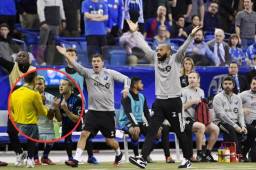 El entrenador del Impact Montreal, Thierry Henry, levanta las manos pidiendo penal luego que la pelota impactó en la mano del zaguero del Olimpia, Maylor Núñez.