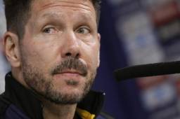 'El Cholo' Simeone dice que Atlético de Madrid solo piensa en el juego con Barcelona. Su objetivo es presionarlos arriba para conseguir ese ansiado triunfo. Foto EFE