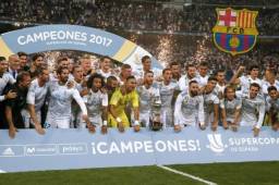 Los jugadores del Real Madrid festejando el título de la Supercopa de España.