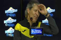 Carlos Restrepo se confundió este viernes en la conferencia de Real España lo que causó las risas de todos.