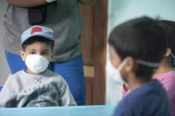 La OMS recomienda que 'el uso de la mascarilla entre los niños de 12 años y más grandes se realice en las mismas condiciones que los adultos'.