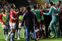 Jugadores del Herediano y Saprissa se fueron a los golpes luego del final del duelo en Tibás.