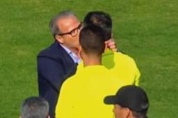 Momento en que Khemakhem besa al árbitro al término del partido.