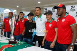 Los jugadores del Marathón posaron con la copa de Supercampeones de Honduras.