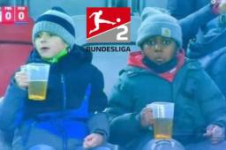 La verdadera historia sobre la foto de los niños bebiendo 'cerveza' en un estadio en Alemania.