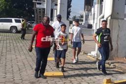 David Suazo llegando al estadio Olímpico junto a sus hijos y hermano.