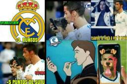 Este lunes se han destacado más burlas hacia Cristiano Ronaldo debido a su acción en el juego entre Real Madrid y Deportivo. Tomó un celular para ver la herida que le hicieron.