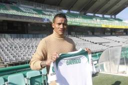 El mediocampista hondureño Luis Garrido posando con la camisa del Córdoba de la Segunda B de España posando en enero pasado antes del coronavirus.