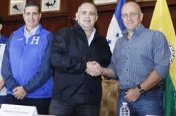 El entrenador de la Selección de Nacional de Honduras, Fabián Coito, saludando al Alcalde de San Pedro Sula, Armando Calidonio. Foto Neptalí Romero