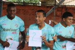 Platense ha tenido que entrenar este miércoles en una cancha techada y de grama sintética debido a la lluvia en Puerto Cortés. Foto Neptalí Romero